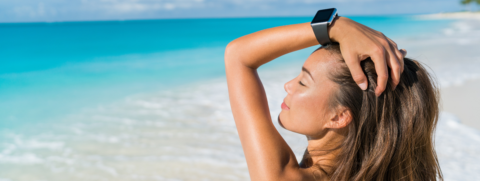 ragazza al mare con orologio al polso